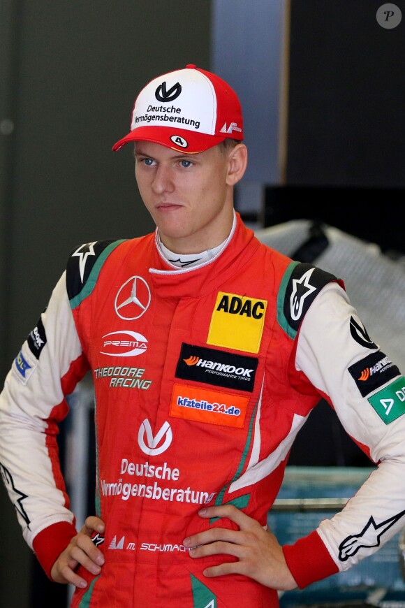 Mick Schumacher en exhibition sur une Mercedes-AMG de course DTM au circuit automobile Nürburgring à Nürburg, Allemagne, le 7 septembre 2018.