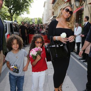 Mariah Carey quitte l'hôtel Plaza avec ses enfants à Paris, le 24 juin 2017