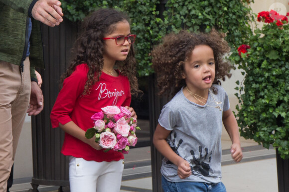 Mariah Carey sort du Plaza Athénée à Paris pour aller a l'aéroport avec ses enfants Moroccan et Monroe. Sa fille Monroe porte un t-shirt avec l'inscription "bonjour". Paris le 24 juin 2017