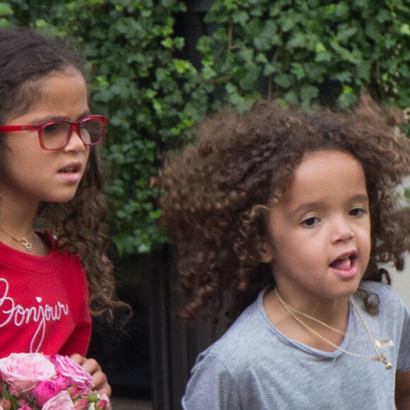 Mariah Carey sort du Plaza Athénée à Paris pour aller a l'aéroport avec ses enfants Moroccan et Monroe. Sa fille Monroe porte un t-shirt avec l'inscription "bonjour". Paris le 24 juin 2017