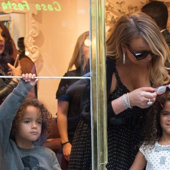 Mariah Carey fait du shopping chez Louboutin, pendant que ses enfants Monroe et Moroccan mangent une pizza au milieu de la boutique, à Paris, le 23 juin 2017.