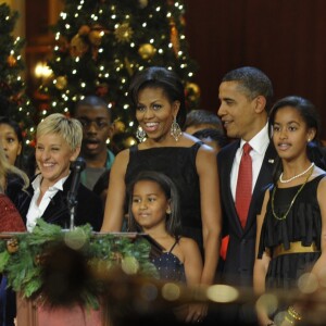 Barack Obama, Michelle Obama et Sasha et Malia, en compagnie de Mariah Carey, Ellen DeGeneres et Maxwell au Building Museum de Washington, le 12 décembre 2010