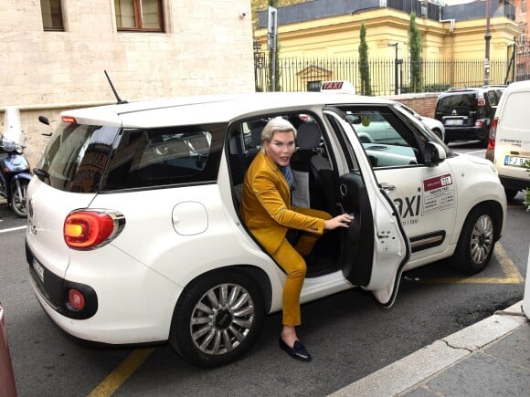 Exclusif - Rodrigo Alves arrive à son hôtel à Rome, Italie, le 22 octobre 2018.  Exclusive - For Germany Call For Price - Famous plastic surgery fanatic model and self proclaimed human Ken Doll, Rodrigo Alves is spotted arriving at an hotel in Rome ahead of his attendance at the Rome Film Festival22/10/2018 - Rome
