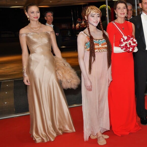 Beatrice Borromeo (à gauche), vêtue de la robe Giorgio Armani qu'elle portait en 2014 pour le mariage d'Andrea Casiraghi et Tatiana Santo Domingo, se joignait à la famille princière de Monaco le 19 novembre 2018 au Grimaldi Forum pour le gala de clôture des célébrations de la Fête nationale monégasque. © Bruno Bebert/ Bestimage