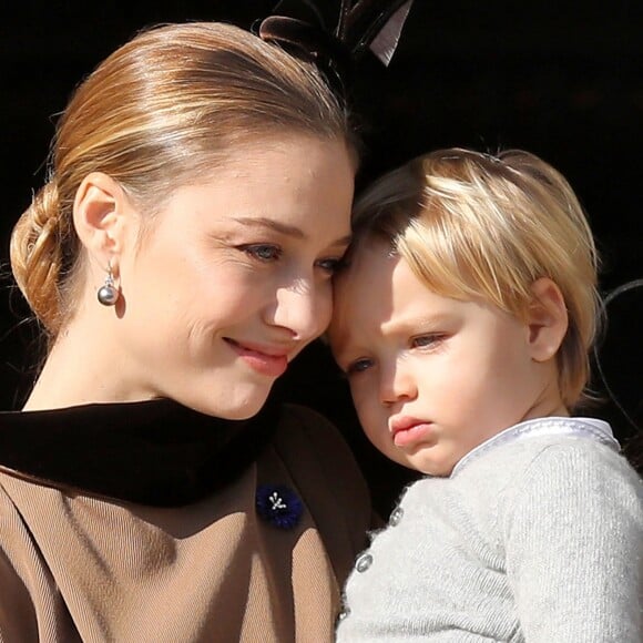 Beatrice Borromeo avec son fils Stefano au balcon du palais princier à Monaco le 19 novembre 2018 lors de la Fête nationale monégasque. © Dominique Jacovides / Bestimage