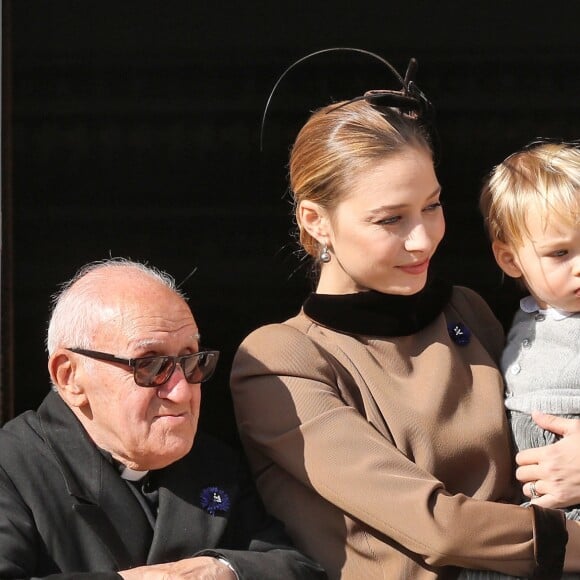 Beatrice Borromeo avec son fils Stefano au balcon du palais princier à Monaco le 19 novembre 2018 lors de la Fête nationale monégasque. © Dominique Jacovides / Bestimage