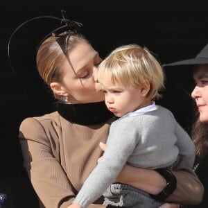 Beatrice Borromeo avec son fils Stefano au balcon du palais princier à Monaco le 19 novembre 2018 lors de la Fête nationale monégasque. © Dominique Jacovides / Bestimage