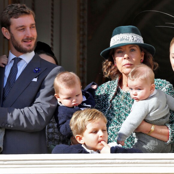 Pierre Casiraghi et Beatrice Borromeo avec leurs fils Stefano (dans les bras de son père) et Francesco (dans les bras de la princesse Caroline)au balcon du palais lors de la fête nationale monégasque, à Monaco le 19 novembre 2018. © Dominique Jacovides / Bestimage