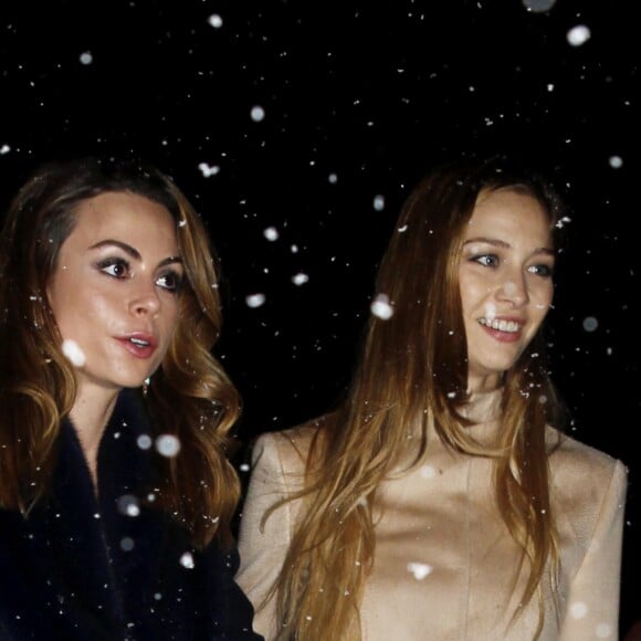 Beatrice Borromeo, habillée d'une robe Giorgio Armanie, arrivant avec Roxana Sursock au mariage d'Andrea Casiraghi et Tatiana Santo Domingo le 2 février 2014 à Gstaad en Suisse.