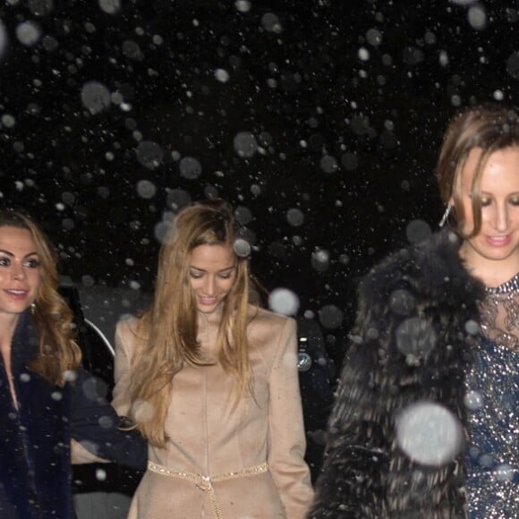 Beatrice Borromeo, habillée d'une robe Giorgio Armanie, arrivant avec Roxana Sursock au mariage d'Andrea Casiraghi et Tatiana Santo Domingo le 2 février 2014 à Gstaad en Suisse.