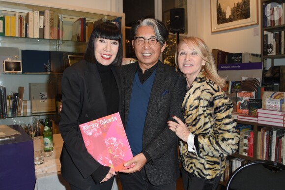 Chantal Thomass, Kenzo Takada et Ruth Obadia à la séance de dédicaces du livre de Mme Kazuko Masui "Kenzo Takada" à la librairie Artcurial à Paris, le 21 novembre 2018. © Guirec Coadic/Bestimage
