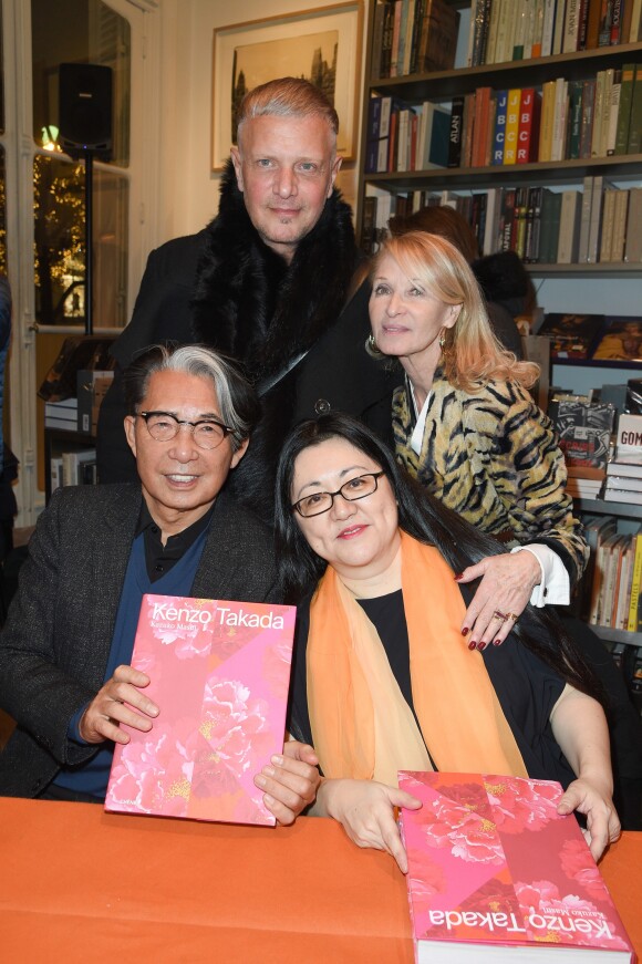 Kenzo Takada, Kazuko Masui et Ruth Obadia à la séance de dédicaces du livre de Mme Kazuko Masui "Kenzo Takada" à la librairie Artcurial à Paris, le 21 novembre 2018. © Guirec Coadic/Bestimage