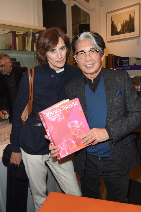 Inès de la Fressange et Kenzo Takada à la séance de dédicaces du livre de Mme Kazuko Masui "Kenzo Takada" à la librairie Artcurial à Paris, le 21 novembre 2018. © Guirec Coadic/Bestimage