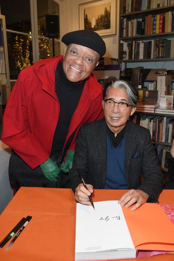 Guy Cuevas et Kenzo Takada à la séance de dédicaces du livre de Mme Kazuko Masui "Kenzo Takada" à la librairie Artcurial à Paris, le 21 novembre 2018. © Guirec Coadic/Bestimage