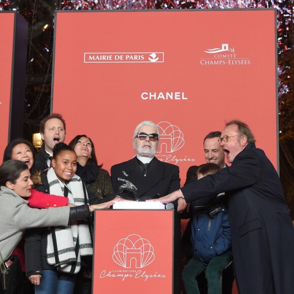 Jeanne d'Hauteserre (maire du 8ème arrondissement de Paris), Anne Hidalgo (maire de Paris), Karl Lagerfeld et Jean-Noël Reinhardt (président du Comité Champs-Elysées) lors de l'illumination des Champs-Elysées à l'ocassion des Fêtes de Noël. Paris, le 22 novembre 2018. © Guirec Coadic/Bestimage