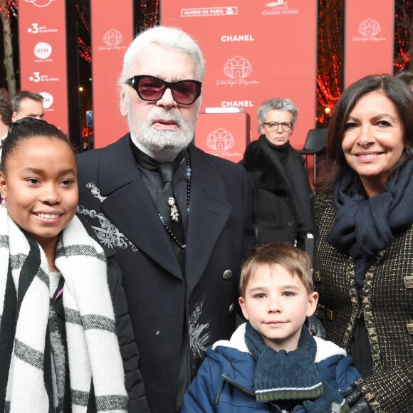 Karl Lagerfeld et Anne Hidalgo (maire de Paris) lors de l'illumination des Champs-Elysées à l'ocassion des Fêtes de Noël. Paris, le 22 novembre 2018. © Guirec Coadic/Bestimage