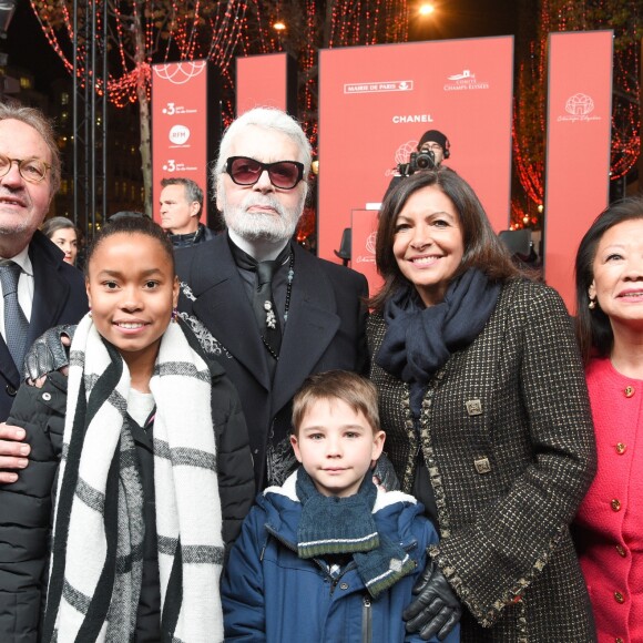 Jean-Noël Reinhardt (président du Comité Champs-Elysées), Karl Lagerfeld, Anne Hidalgo (maire de Paris) et Jeanne d'Hauteserre (maire du 8ème arrondissement de Paris) lors de l'illumination des Champs-Elysées à l'ocassion des Fêtes de Noël. Paris, le 22 novembre 2018. © Guirec Coadic/Bestimage