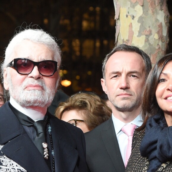 Jeanne d'Hauteserre (maire du 8ème arrondissement de Paris), Karl Lagerfeld et Anne Hidalgo (maire de Paris) lors de l'illumination des Champs-Elysées à l'ocassion des Fêtes de Noël. Paris, le 22 novembre 2018. © Guirec Coadic/Bestimage