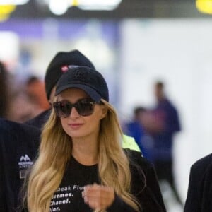 Paris Hilton arrive à l'aéroport de Melbourne le 22 novembre 2018.