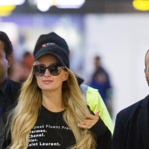 Paris Hilton arrive à l'aéroport de Melbourne le 22 novembre 2018.