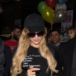 Paris Hilton arrive à l'aéroport de Melbourne le 22 novembre 2018.