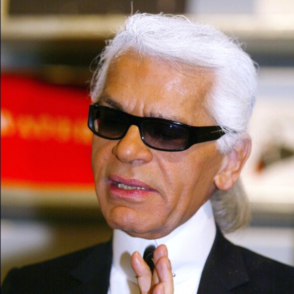 "KARL LAGERFELD" DEDICACE SON LIVRE "LE MEILLEUR DES REGIMES" AUX GALERIES LAFAYETTE PARIS EXCLUSIF "PORTRAIT" "LUNETTES" "MAIN"17/12/2002 - 