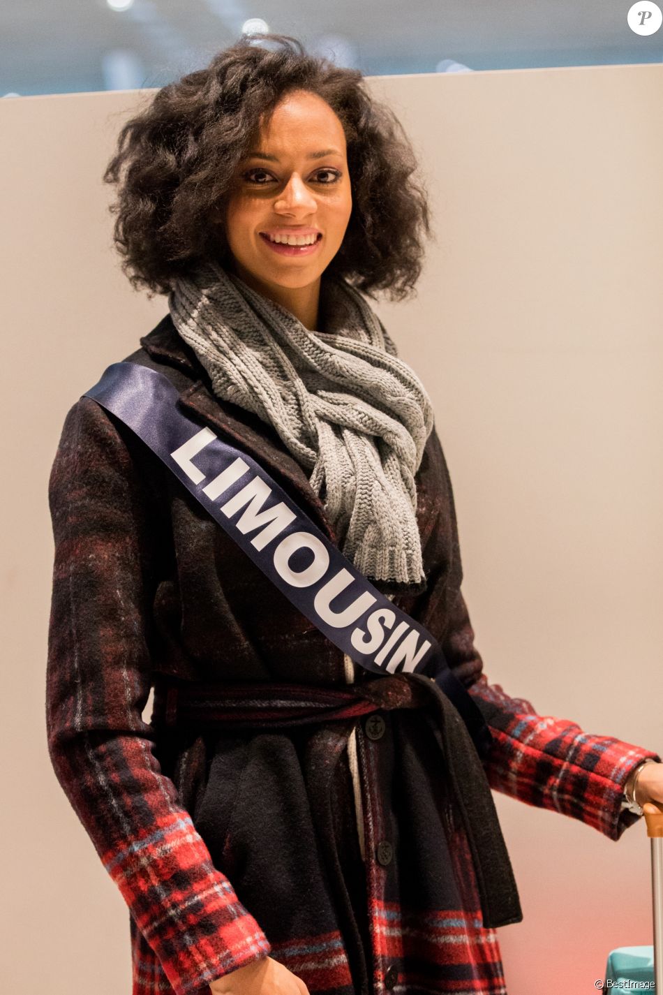 Miss Limousin Aude Destour Les Candidates A L Election De Miss France 2019 S Envolent Pour L Ile Maurice A L Aeroport Roissy Cdg Le 20 Novembre 2018 C Cyril Purepeople