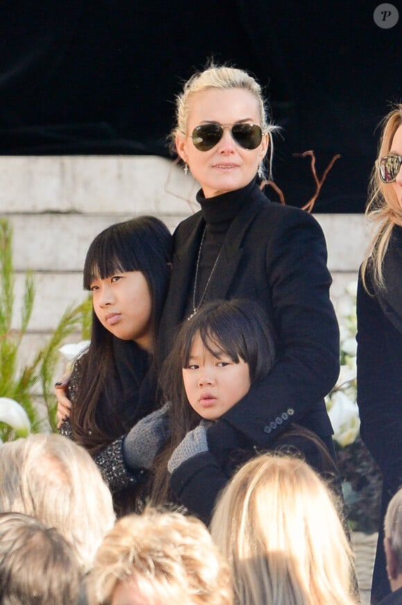 Laeticia Hallyday et ses filles Jade et Joy devant l'église de la Madeleine pour les obsèques de Johnny Hallyday à Paris, France, le 9 décembre 2017. © Veeren/Bestimage