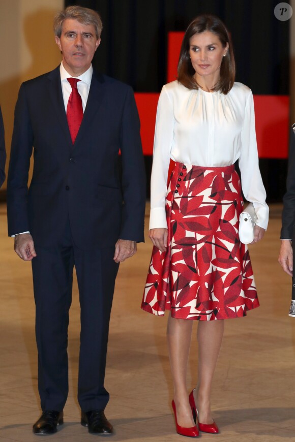 La reine Letizia d'Espagne assiste au 100e anniversaire de l'école des soins infirmiers à l'hôpital central de la Croix-Rouge de San José à Madrid le 10 novembre 2018.