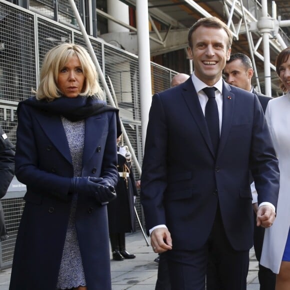 Klaus Iohannis, président de la Roumanie, sa femme Carmen, le président Emmanuel Macron, sa femme Brigitte lors de la visite du Centre Georges Pompidou avec M. K.Iohannis, Président de la Roumanie, à l'occasion de l'ouverture de la saison croisée France-Roumanie le 27 novembre 2018. © Nicolas Tavernier / Pool / Bestimage