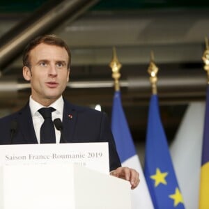 Le président Emmanuel Macron lors de la visite du Centre Georges Pompidou avec M. K.Iohannis, Président de la Roumanie, à l'occasion de l'ouverture de la saison croisée France-Roumanie le 27 novembre 2018. © Nicolas Tavernier / Pool / Bestimage