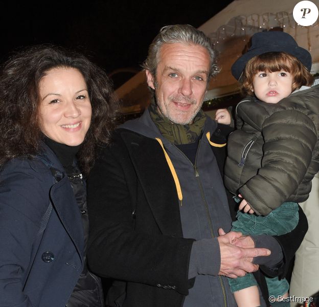 Exclusif - David Brécourt avec sa compagne Alexandra Sarramona et leur fils Mathurin - Soirée d'inauguration du marché de Noël au Jardin des Tuileries à Paris le 28 novembre 2018. © Coadic Guirec-Rachid Bellak/Bestimage