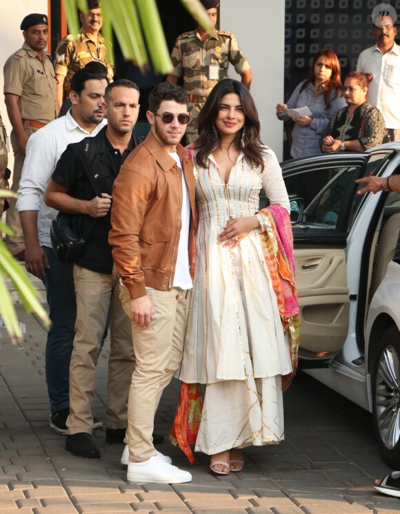 Priyanka Chopra et Nick Jonas prennent un vol à Bombay pour rejoindre leur lieu de mariage à Jodhpur, le Umaid Bhawan Palace le 29 novembre 2018