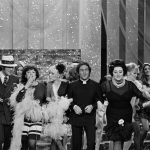 En France, à Paris, sur le plateau de l'émission "Palmarès des chansons", de gauche à droite, Johnny Hallyday, Régine, Sylvie Vartan, Richard Anthony et Régine Crespin. Le 31 mars 1967