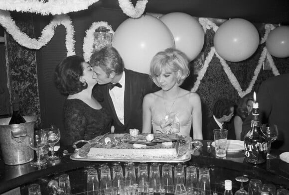 En France, à Paris, lors d'une soirée à l'Olympia, Régine, Johnny Hallyday et sa fiancée Sylvie Vartan. Le 17 janvier 1964