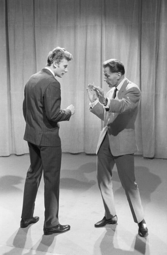 En France, à Paris, sur le plateau d'une émission, Johnny HALLYDAY et François Chalais. Le 19 avril 1962