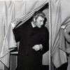 Johnny Hallyday et Sylvie Vartan dans un bureau de vote. Le 6 mai 1960