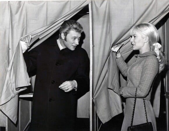 Johnny Hallyday et Sylvie Vartan dans un bureau de vote. Le 6 mai 1960