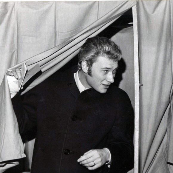 Johnny Hallyday et Sylvie Vartan dans un bureau de vote. Le 6 mai 1960