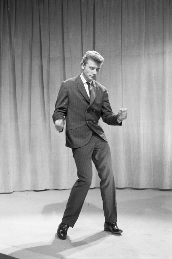 En France, à Paris, sur le plateau d'une émission, Johnny HALLYDAY. Le 19 avril 1962