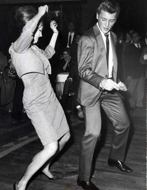 Johnny Hallyday et Valérie Camille dans un nightclub à Rome. Le 17 novembre 1962
