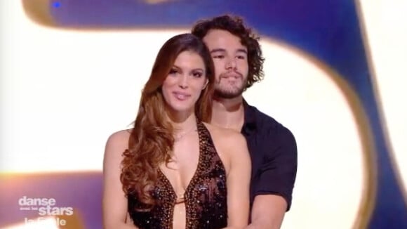 Clément Rémiens et Iris Mittenaere lors de leur danse commune pour la finale de "Danse avec les stars 9" sur TF1, le 1er décembre 2018.
