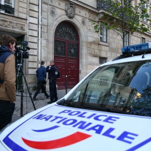 La Police Technique et Scientifique quitte l'hôtel résidence où Kim Kardashian a été attaquée par des assaillants armés déguisés en policiers à 2h40 du matin à Paris le 3 octobre 2016.