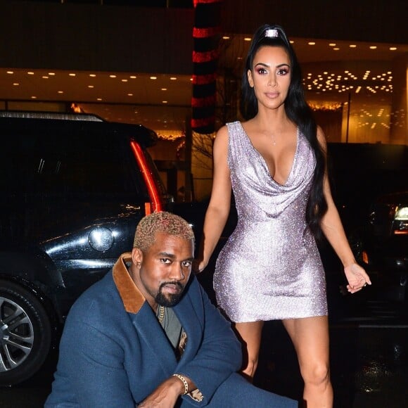 Kim Kardashian et son mari Kanye West arrivent à leur hôtel après avoir assisté au défilé de mode Versace à New York, le 2 décembre 2018.