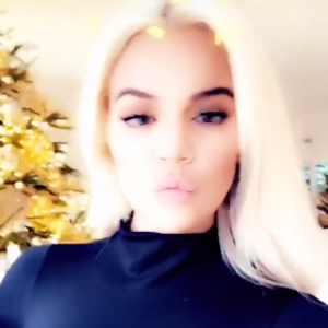 Khloé Kardashian dévoile sa nouvelle couleur, un blond platine, sur Instagram le 3 décembre 2018.