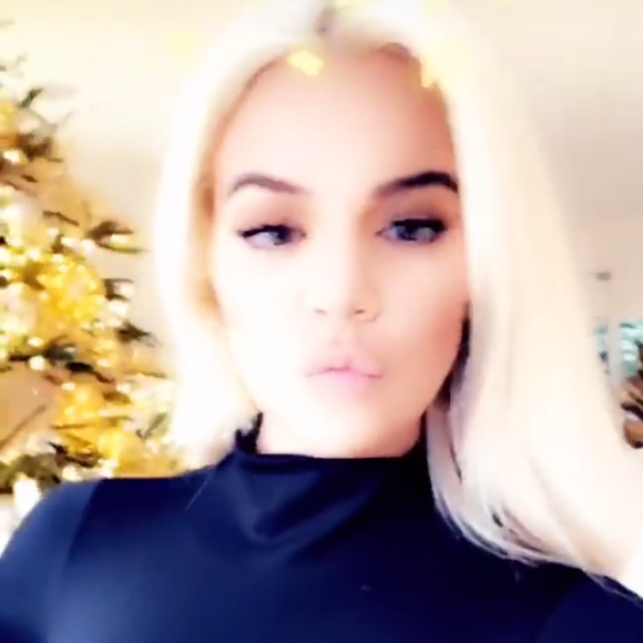 Khloé Kardashian dévoile sa nouvelle couleur, un blond platine, sur Instagram le 3 décembre 2018.