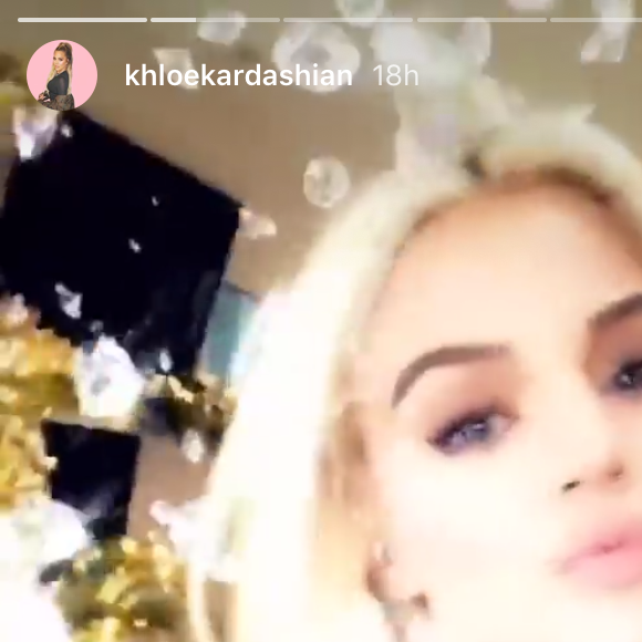 Khloé Kardashian dévoile sa nouvelle couleur, un blond platine, sur Instagram le 3 décembre 2018.