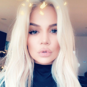 Khloé Kardashian dévoile sa nouvelle couleur, un blond platine, sur Instagram le 3 décembre 2018.