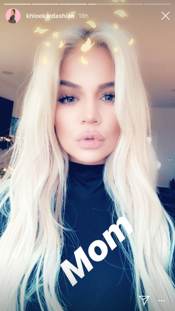 Khloé Kardashian dévoile sa nouvelle couleur, un blond platine, sur Instagram le 3 décembre 2018.