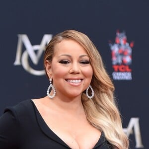 Mariah Carey laisse ses empreintes dans le ciment lors d'une cérémonie au Chinese Theater à Hollywood. Los Angeles, le 1er novembre 2017. © Chris Delmas/Bestimage